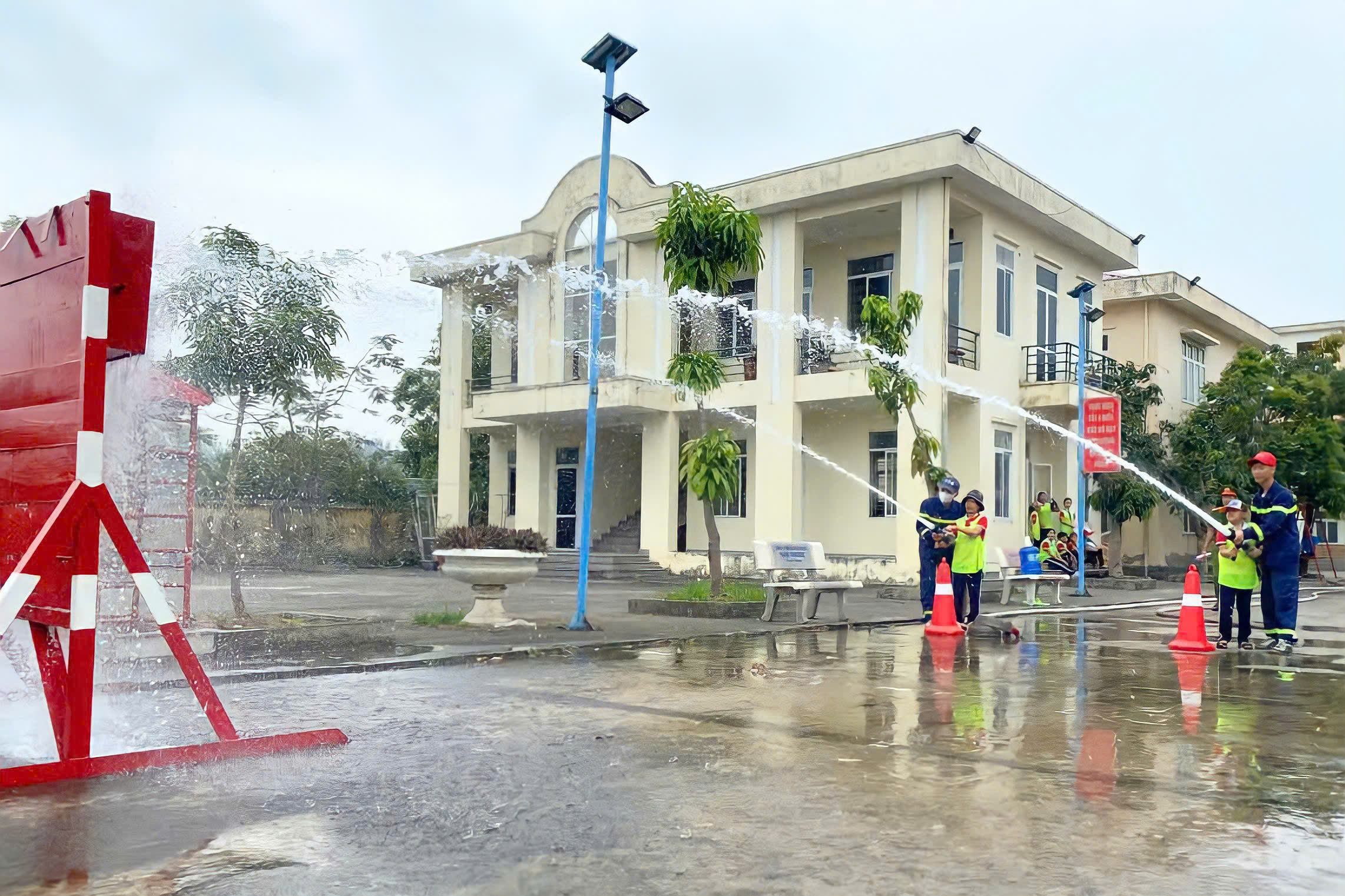 Người dân, giáo viên, học sinh thành phố Thuỷ Nguyên hào hứng trải nghiệm kỹ năng phòng cháy, chữa cháy và cứu nạn, cứu hộ